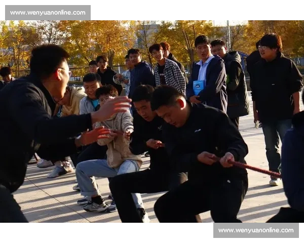 《激烈对决拔河赛场上力量与智慧的较量队员们全力以赴拼搏至最后一刻》